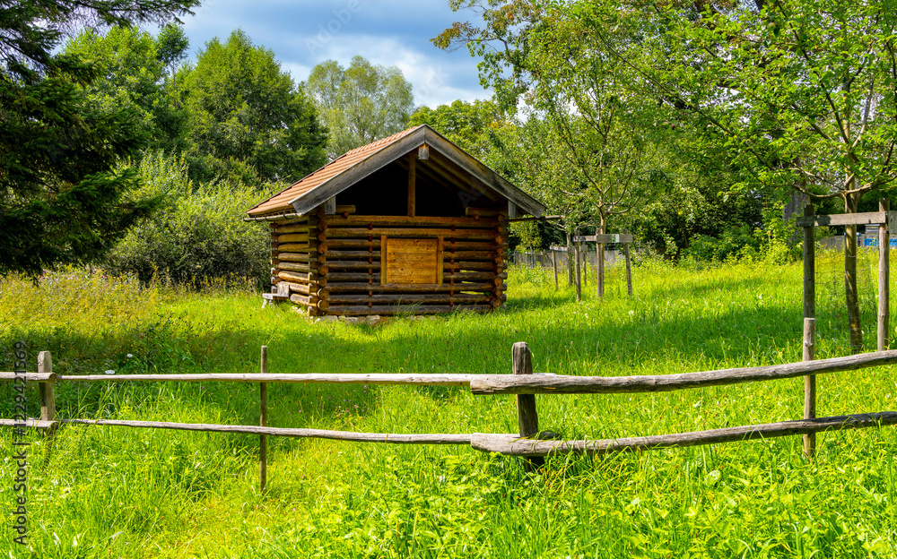 Holzzaun an einem Gartengrundstück, Bayern, Deutschland