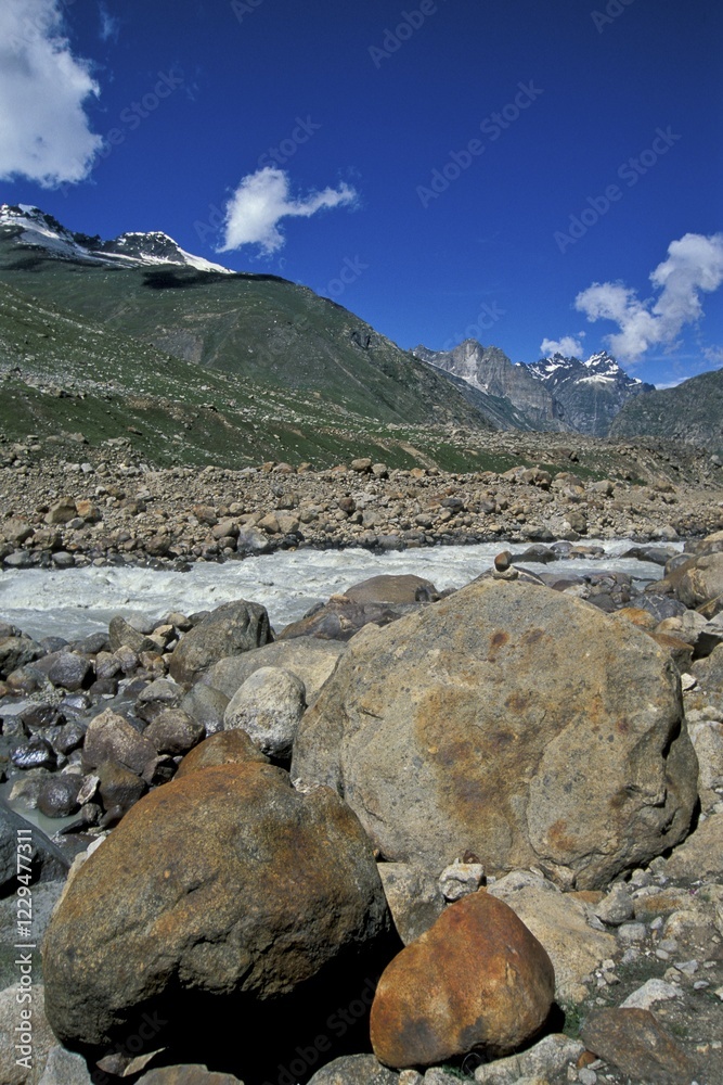Obraz premium Chandra River near Kunzum La or Kunzum Pass, Lahaus and Spiti district, Himachal Pradesh, Indian Himalayas, North India, India, Asia