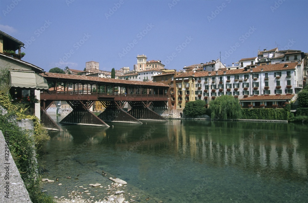 Obraz premium Veneto Bassano del Grappa Brenta river - Ponte Vecchio - Ponte degli Alpini