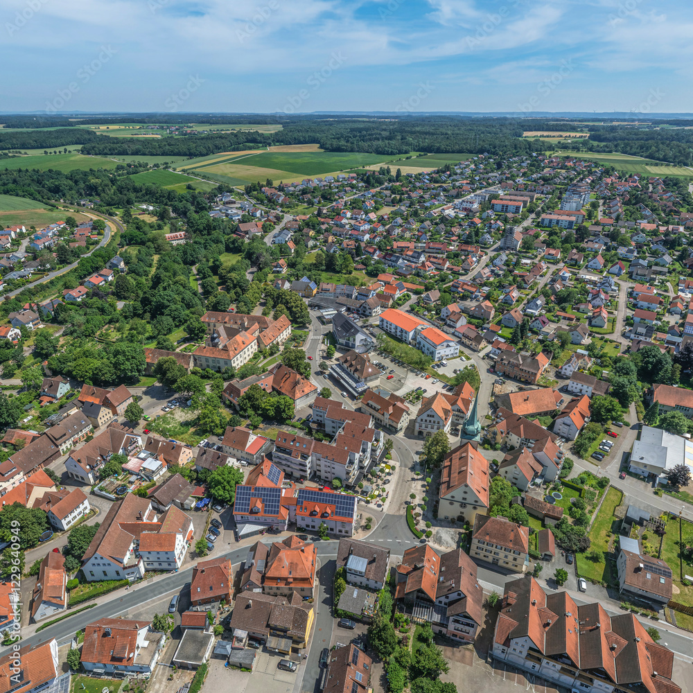 Obraz premium Die Stadt Schrozberg im Kreis Schwäbisch Hall in Baden-Württemberg im Luftbild