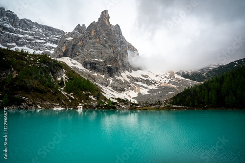 Obraz na płótnie Panoramic view of Lago Sorapis in the Dolomites (Dolomiti, Dolomiten), Italy. The turquoise lake is surrounded by towering cliffs and mountains, a popular spot for hikers and nature lovers w salonie