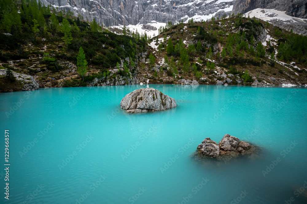 Panoramic view of Lago Sorapis in the Dolomites (Dolomiti, Dolomiten), Italy. The turquoise lake is surrounded by towering cliffs and mountains, a popular spot for hikers and nature lovers
