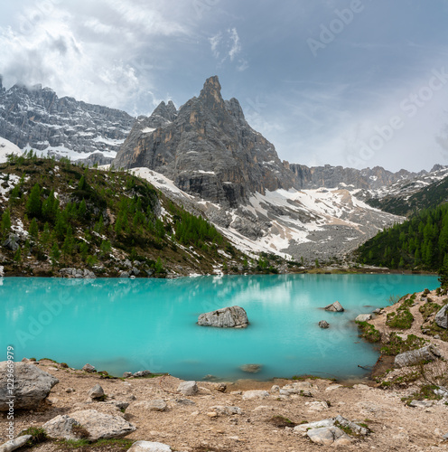 Panoramic view of Lago Sorapis in the Dolomites (Dolomiti, Dolomiten), Italy. The turquoise lake is surrounded by towering cliffs and mountains, a popular spot for hikers and nature lovers