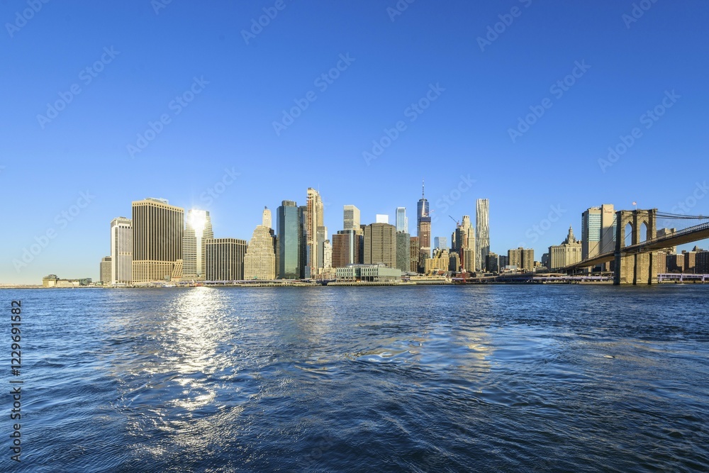 Fototapeta premium View from Pier 1 over the East River to the skyline of Manhattan, Manhattan Bridge, Dumbo, Downtown Brooklyn, Brooklyn, New York