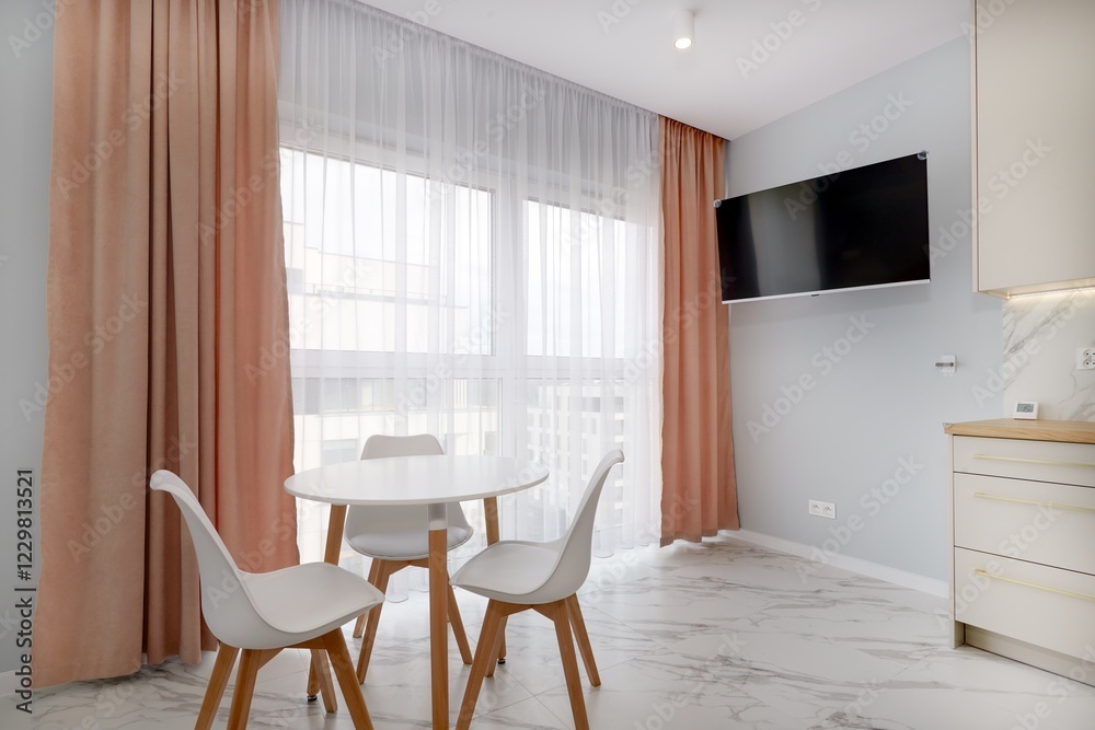 Fototapeta premium Salon w nowoczesnym apartamencie z beżowym aneksem kuchennym z rudą jasno brązową pluszową sofą, biały stół z krzesłami pod dużym oknem
