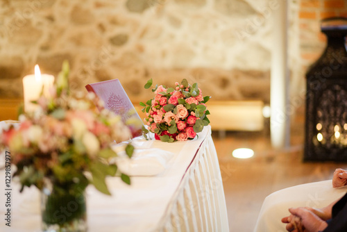 Standesamtliche Trauung im Standesamt mit romantischer Blumendekoration photo