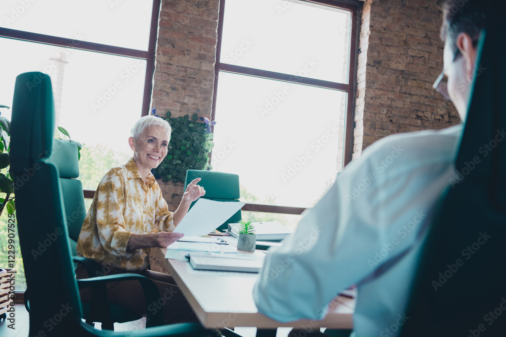 Obraz premium Full length photo of pensioner lady colleagues briefing dressed yellow print shirt formalwear comfortable startup office loft room interior