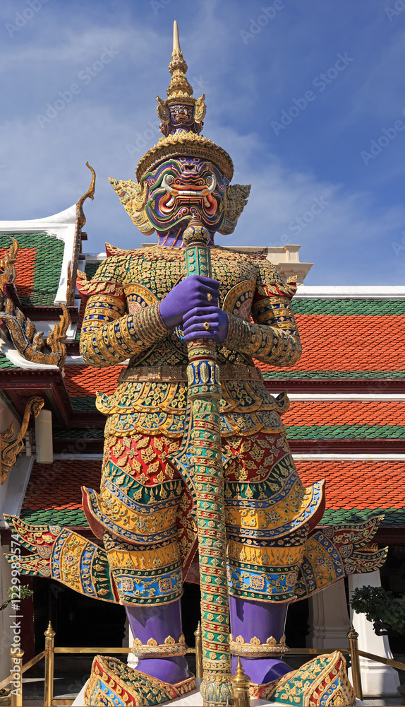 Obraz premium Guardian statue (Giant Yaksha), Wat Phra Kaew (Temple of the Emerald Buddha) and Grand Palace in Bangkok, Thailand