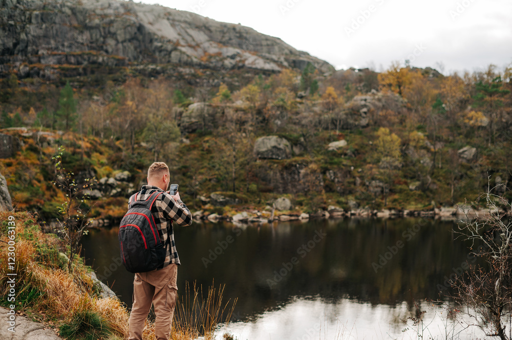 Photographer Captures Serene Lake in Autumn Landscape Photographer Captures Serene Lake in Autumn Landscape