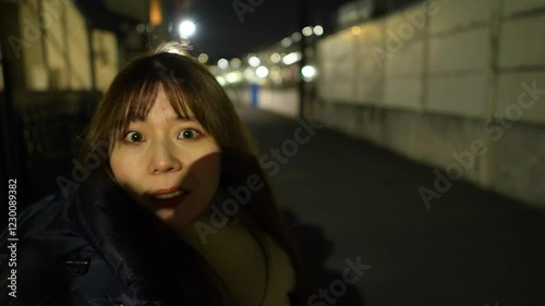 夜道を歩く女性・追いかける犯罪者