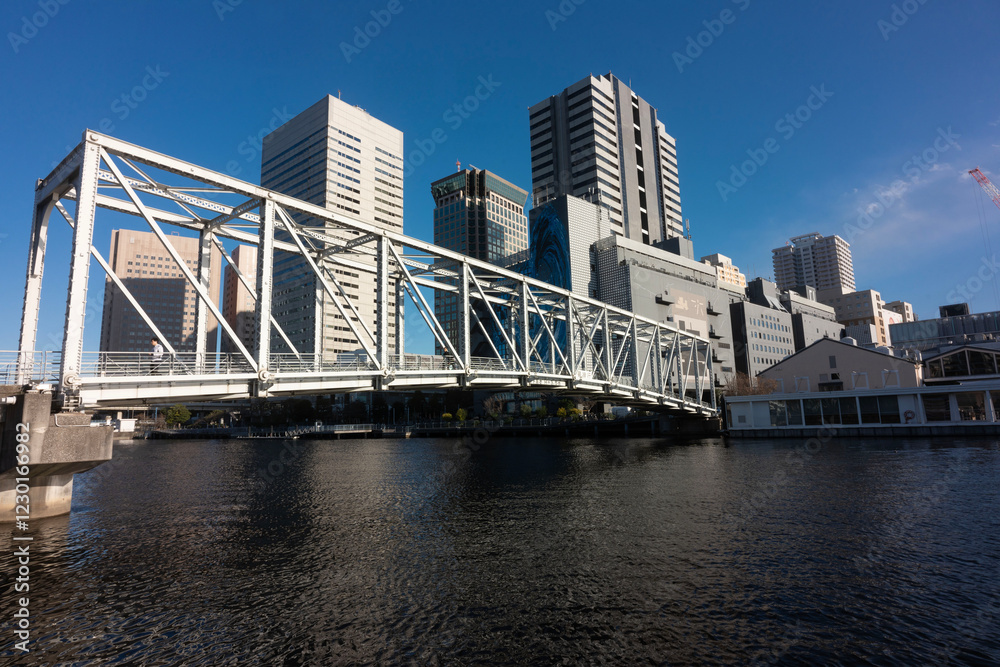 Naklejka premium 品川区の湾岸にある天王洲アイル、東京の運河にある倉庫街、
