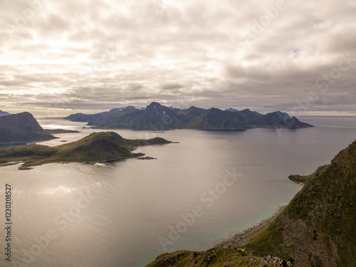 Aussicht auf norwegische inseln im meer photo
