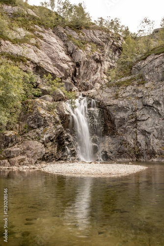 kleiner Wasserfall aus felsen photo