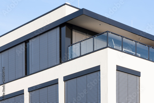 Modernes Gebäude mit grauen Jalousien