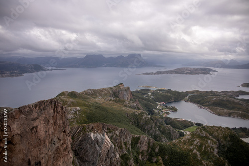 Aussicht auf norwegische inseln im meer photo