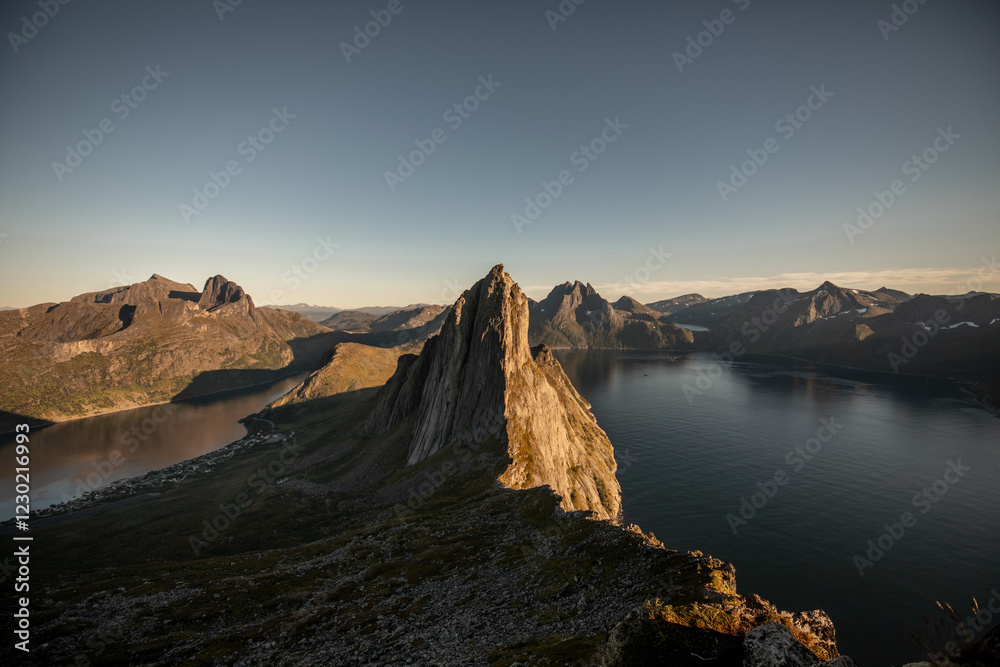 Fototapeta premium Der bekannte Berg Segla auf Senja