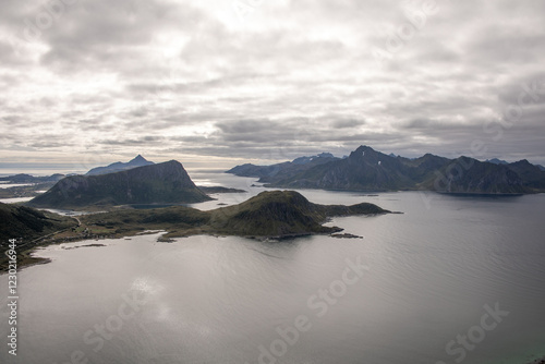Aussicht auf das Meer, Fjorde und Berge in Norwegen
