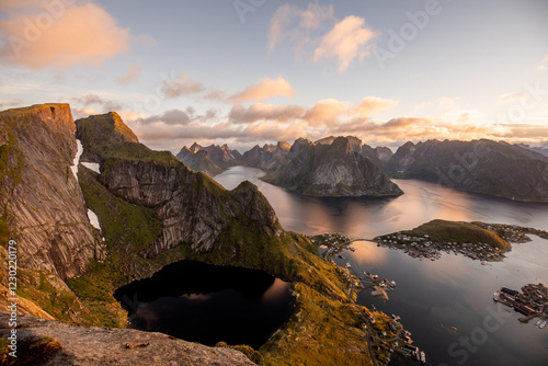 temberaubende Aussicht vom Reinebringen auf die Lofoten mit Fjorden und Bergen