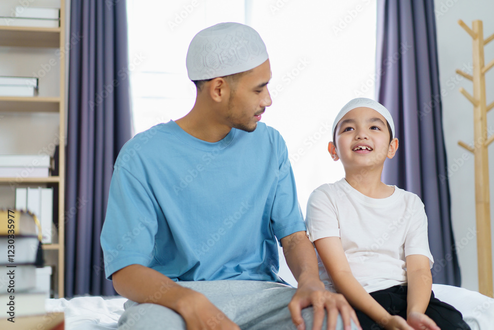 Obraz premium Asian muslim man and son are praying for Allah.