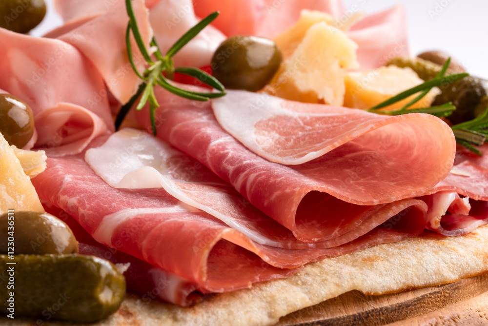 Salumi e formaggi tipici italiani, prosciutto crudo, prosciutto cotto, mortadella e parmigiano, antipasti europei Salumi e formaggi tipici italiani, prosciutto crudo, prosciutto cotto, mortadella e parmigiano, antipasti europei