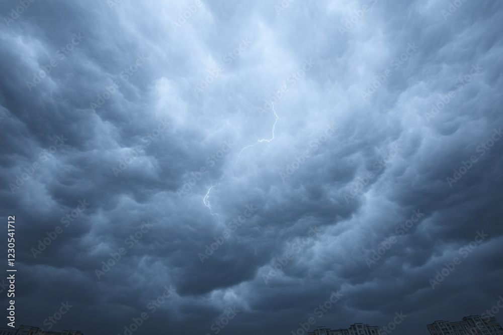 Obraz premium A stormy sky with a lightning bolt in the middle