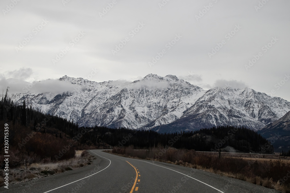 Fototapeta premium Curve in the Alaska Highway