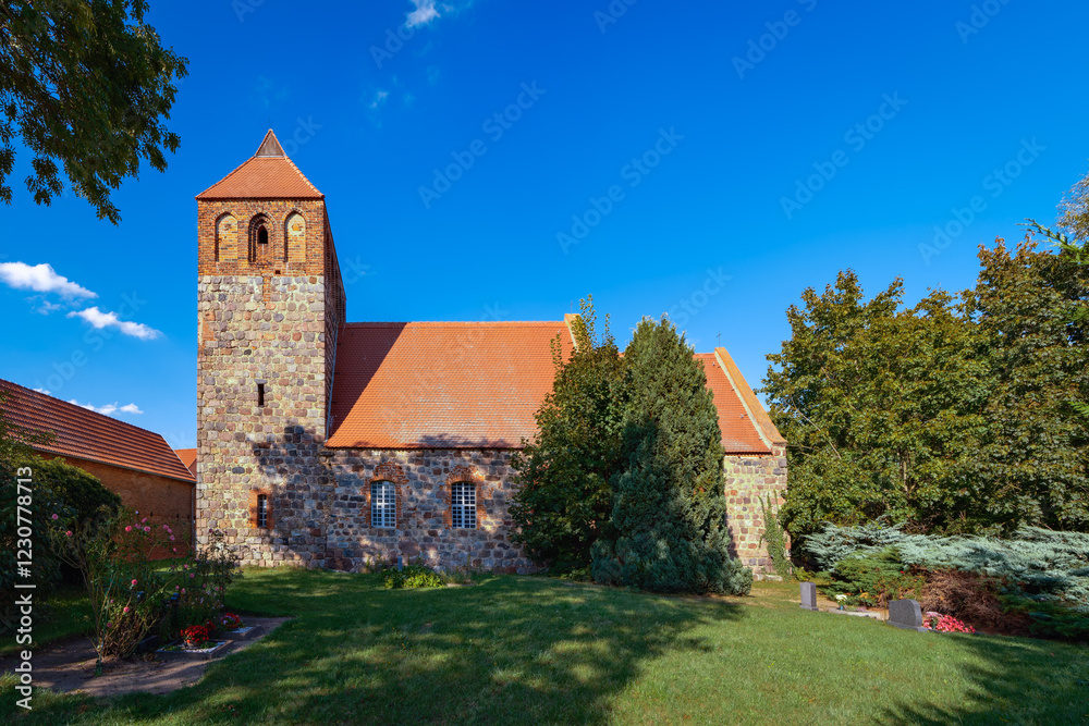 An der denkmalgeschützten mittelalterlichen Dorfkirche in Werder, einem Ortsteil der Stadt Jüterbog, lassen sich die verschiedenen Bauepochen erkennen An der denkmalgeschützten mittelalterlichen Dorfkirche in Werder, einem Ortsteil der Stadt Jüterbog, lassen sich die verschiedenen Bauepochen erkennen