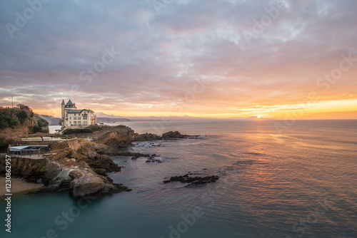 Couché de soleil capturé depuis le rocher de la Vierge à Biarritz. Cette vue offre un panoramique sur l'océan Atlantique et la villa Belza.  photo