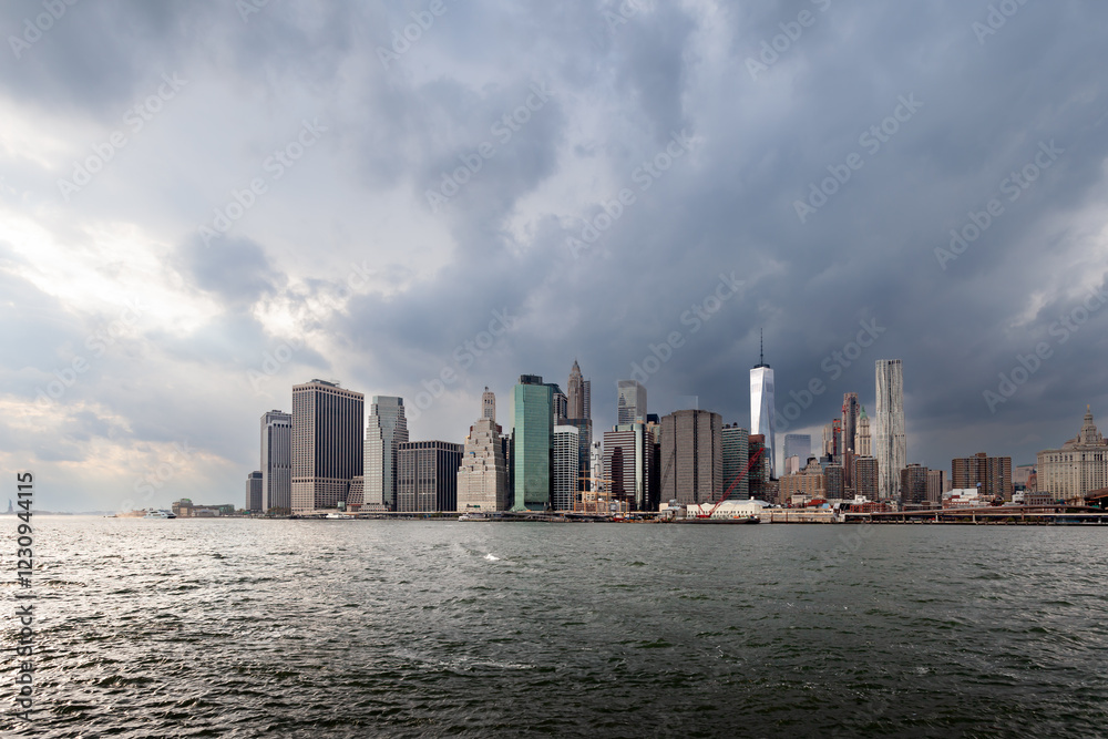 Naklejka premium Manhattan, New York skyline under dramatic cloud cover.