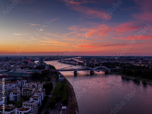 Ludwigshafen bei Nacht – Faszinierende Skyline mit beleuchteten Straßen und Verkehr