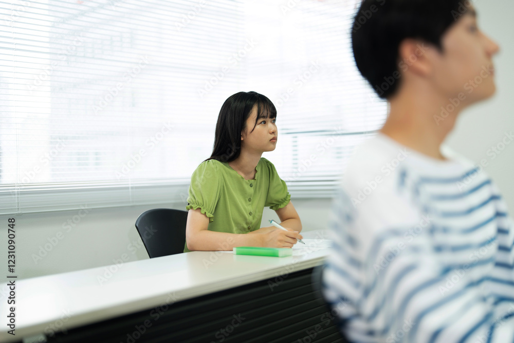 授業料のクラスで勉強するアジアのティーンエイジャー 授業料のクラスで勉強するアジアのティーンエイジャー