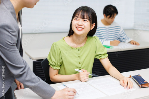 アジアの 10 代の少女を指導する授業料の先生