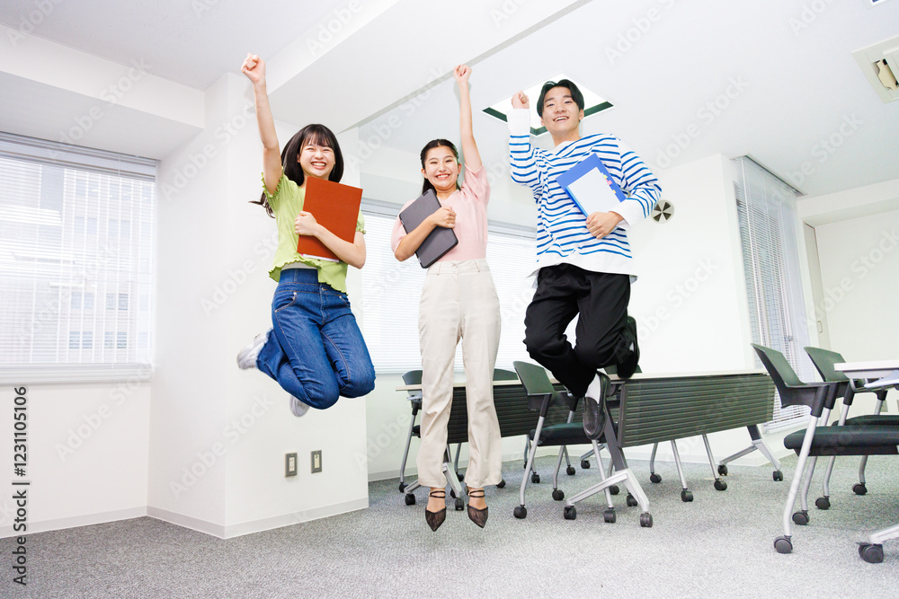 Fototapeta premium 一緒にジャンプするアジアのティーンエイジャーの肖像画