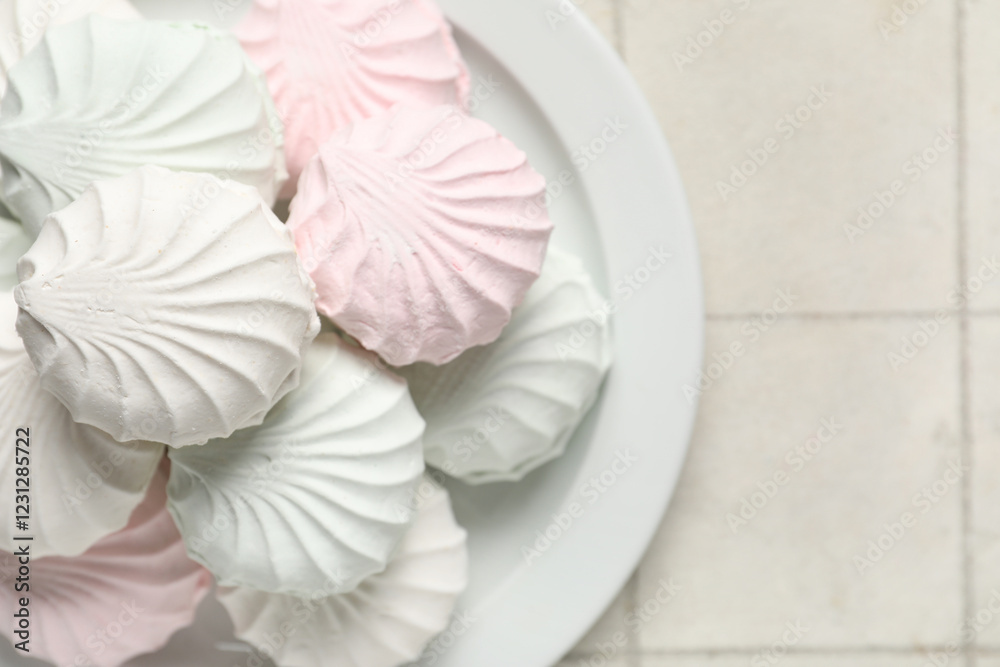 Obraz premium Plate of sweet zefirs on light background, closeup