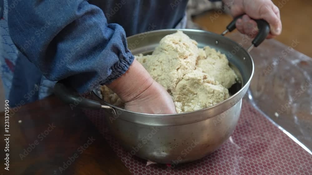 味噌作りをする女性 味噌作りをする女性
