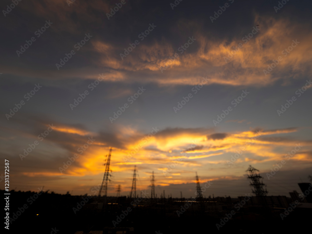 Fototapeta premium 夕陽に照らされた都市の風景のボケたイメージ写真