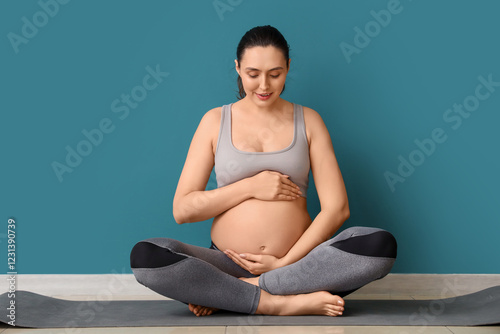 Young pregnant woman sittin...