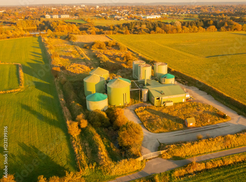 Obraz na płótnie Biogasanlage aus der Luft Perspektive mit einer Drohne aufgenommen w salonie