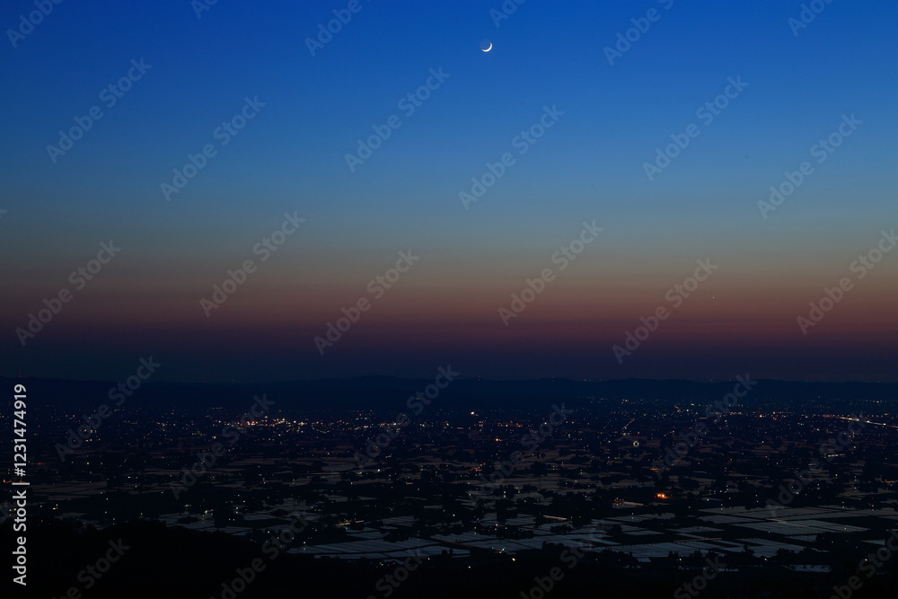 Fototapeta premium （とやまビューポイント）水田に映る、砺波平野の「散居村」夕陽の絶景！ 5月 
