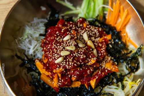 Obraz na płótnie beef sashimi bibimbap in the bowl w salonie