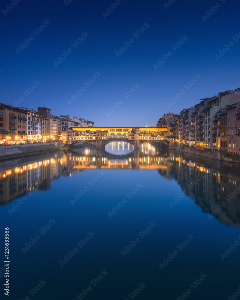 Obraz premium Blue hour over Ponte Vecchio bridge and Arno river in Florence. Tuscany, Italy.
