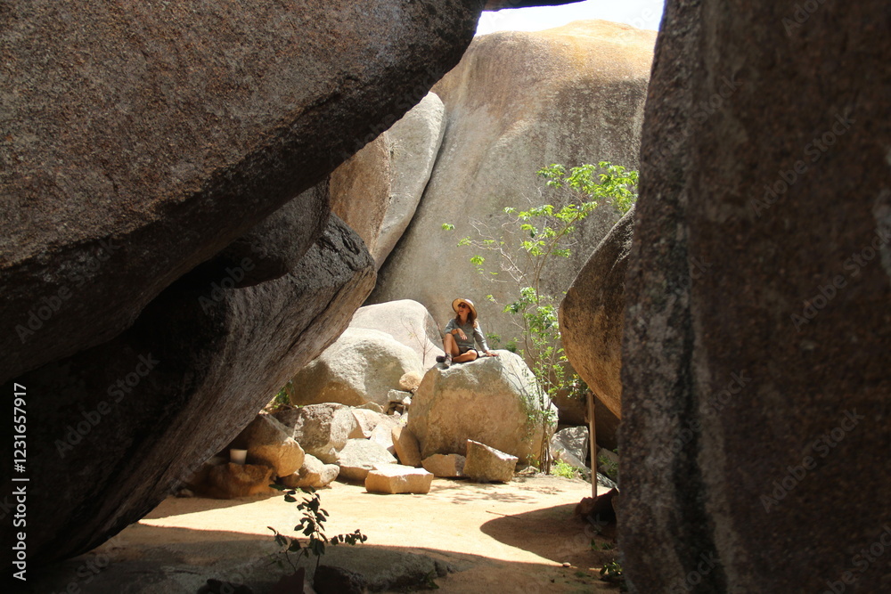 Obraz premium mulher no geosítio conventos da serra rajada em cerro corá, rio grande do norte, geoparque seridó