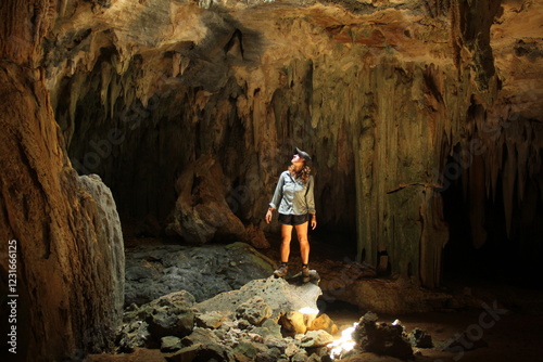 mulher na na caverna catedral em felipe guerra, rio grande do norte
