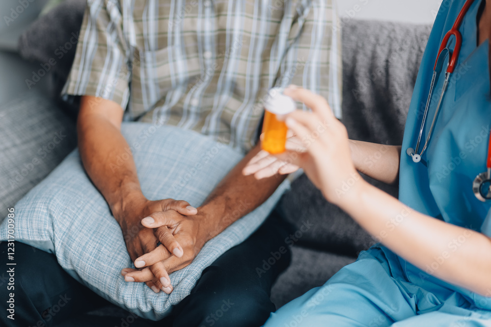 Obraz premium Female doctor discusses medication with patient