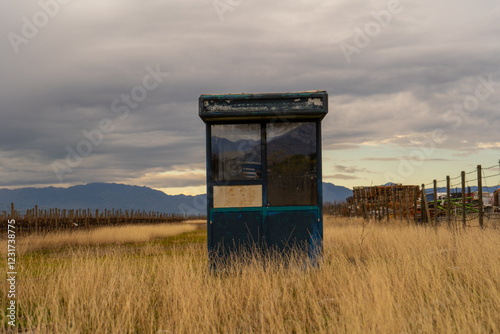 Foto a lonely kiosk stands in a field