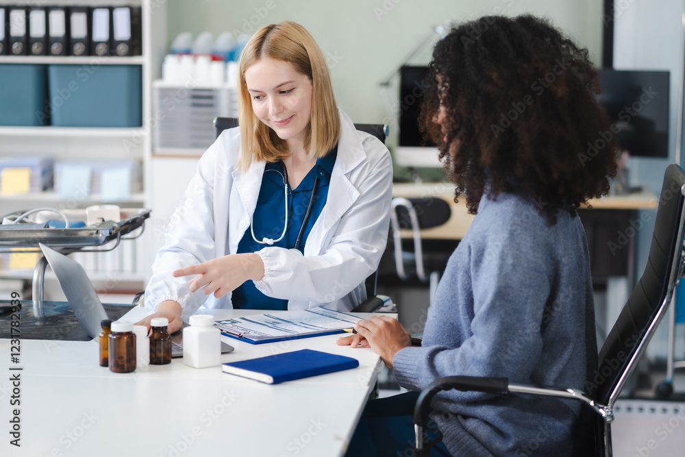 Obraz premium Doctor and an woman patient are talking and consulting at the table in the clinic.