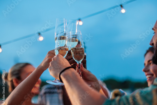 Schilderij op canvas Friends toasting with sparkling wine at a rooftop party