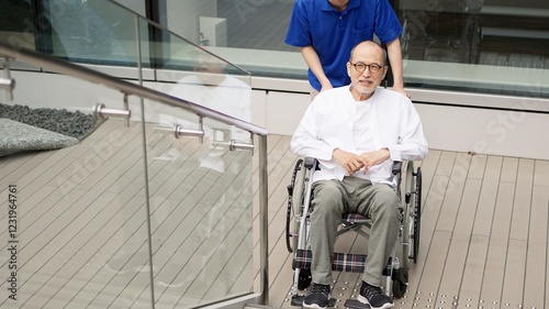 Cuadro en lienzo 階段で止まる車椅子の高齢者と介護士