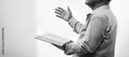 Foto A man with a bible preaches