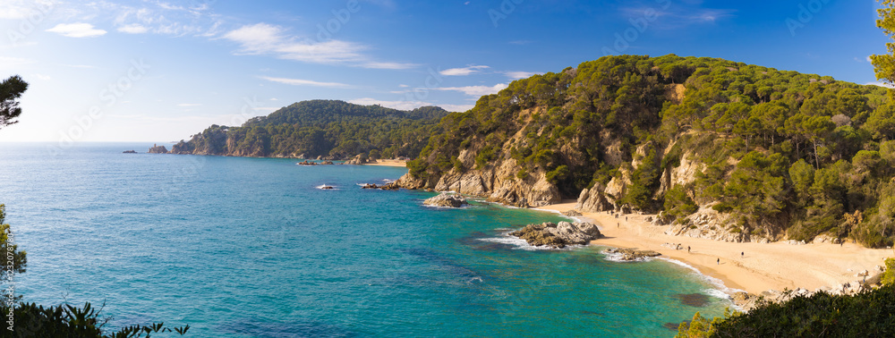 Naklejka premium Panorámica de las playas de Sa Boadella y Santa Cristina en Catalunya, España, rodeadas de vegetación.